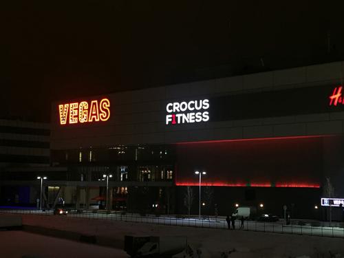 Крокус-ФитнессСветовая вывеска на фасаде CROCUS FITNESS