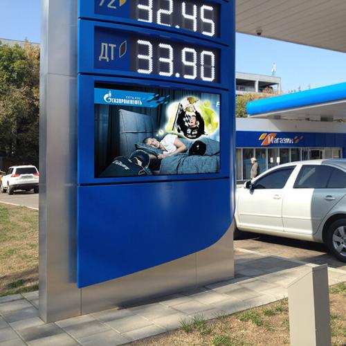 АЗС "Газпромнефть" №137Изотермический экран, интегрированный в стелу. Декоративная накладка из стали выполнена в соответствии с фирменным стилем
