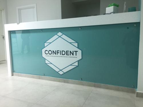 CONFIDENTИнтерьерная конструкция логотип на ресепшн