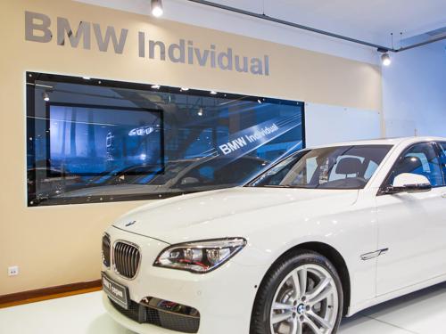 Автосалон "BMW", МоскваСветовая панель из закаленного стекла с интегрированным телевизором